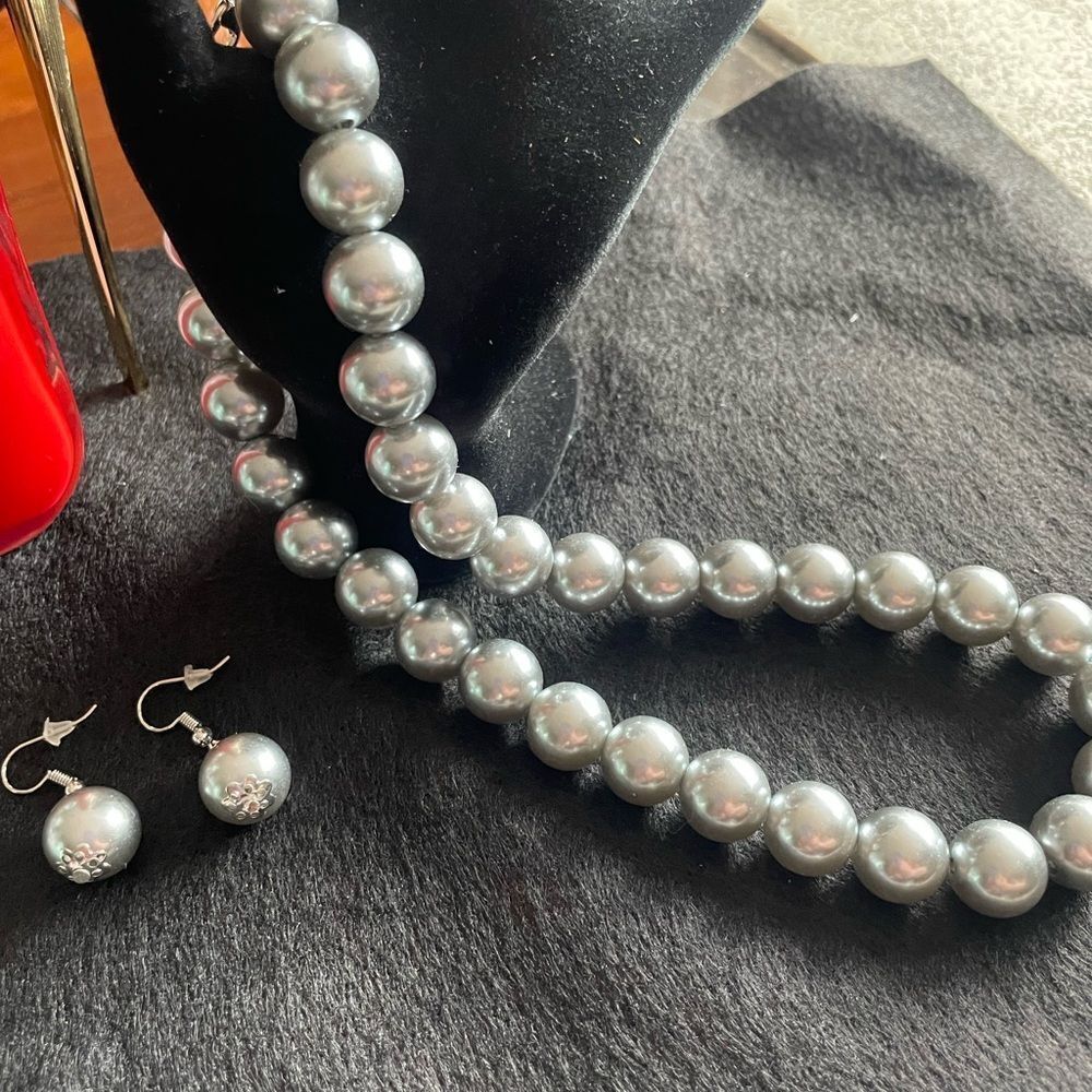 Pearl Jewelry Set earrings and necklace Brand New In Package